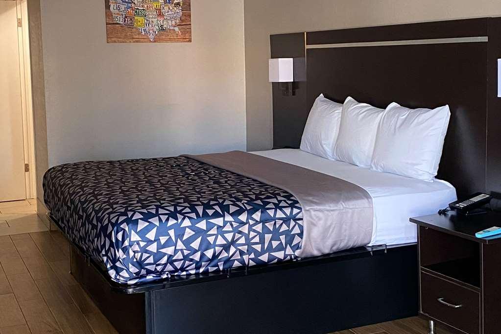 Econo Lodge Sevierville-Pigeon Forge On The River Room photo