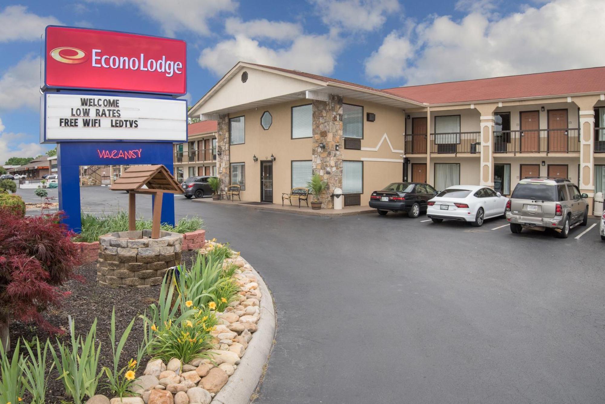 Econo Lodge Sevierville-Pigeon Forge On The River Exterior photo