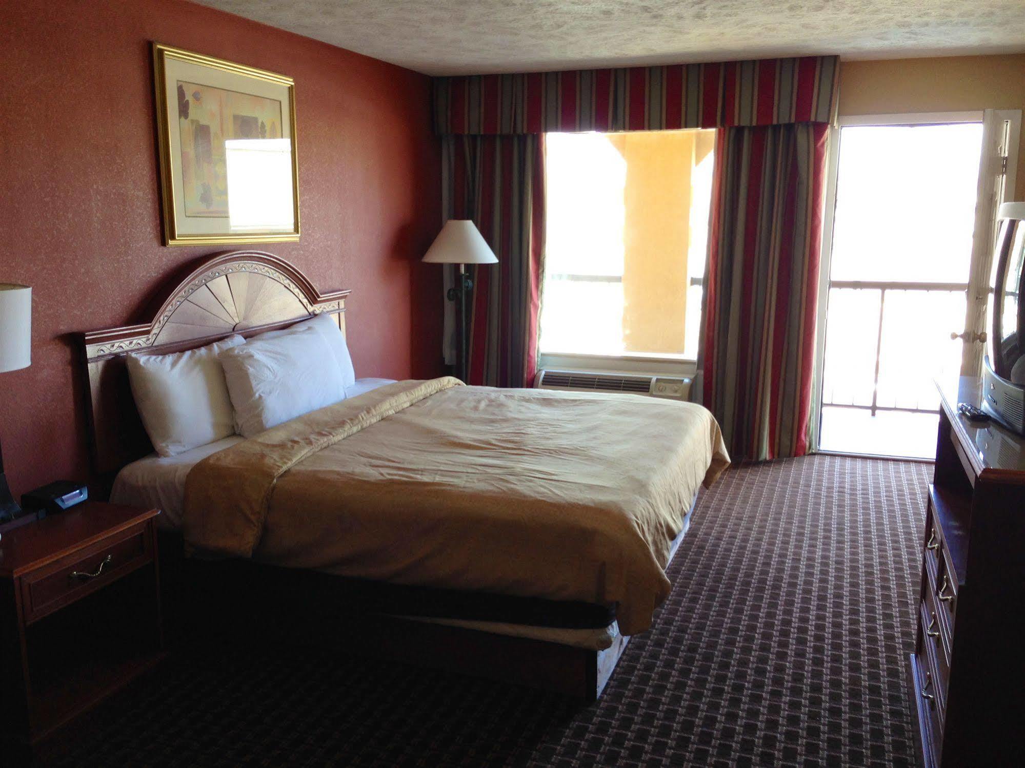 Econo Lodge Sevierville-Pigeon Forge On The River Exterior photo